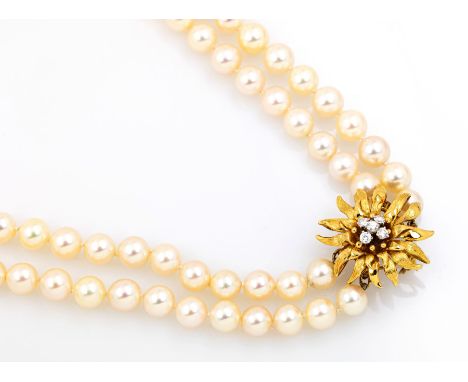 2-reihiges Zuchtperlencollier,   endlos, Mittelteil Blüte in 18 kt Gold, GG 750/000, gepr., mit Broschierung, Blütenform mit 