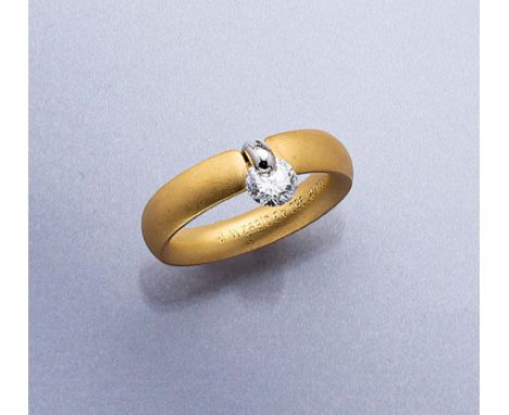 18 kt Gold Ring mit Brillant,   GG 750/000, mattierte Ringschiene, mit einem außergewöhnlich in Platin gefassten Brillantenca