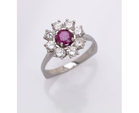 18 kt Gold Ring mit Brillanten und Rubin,   WG 750/000, blütenförmiger Ringkopf, zentral rundfacett. Rubin ca. 1.0 ct umgeben