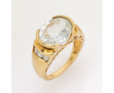 10 kt Gold Ring mit Aquamarinen,   GG 417/000, ovalfacett. Aquamarin ca. 3,00 ct, seitl. 6 rundfacett. Aquamarine zus. ca. 0.