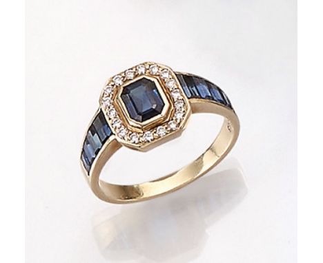 14 kt Gold Ring mit Saphiren und Diamanten,  GG 585/000, Ringkopf und Ringschultern besetztmit Saphircarrees und Saphir im Em