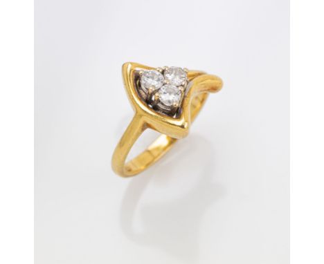 18 kt Gold Ring mit Brillanten,   GG 750/000,3 Brillanten zus. ca. 0.45 ct Weiß/p 1 ( 2 St. m. kl. Besch. a.d. Rundiste), ca.