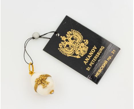 14 kt Gold Anhänger 'Ei' mit Email und Diamant,   GG 585/000, feine Arbeit, guillochiert mit transluzidem weißem Email, mit a