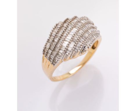 14 kt Gold Ring mit Diamanten,   GG 585/000, Ringkopf aus 7 geschwungenen Reihen bes. mit 134 Diamantbaguettes zus. ca. 1.50 