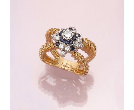 18 kt Gold Ring mit Brillanten und Saphiren,   GG/WG 750/000, Ringkopf in Blütenform mittiger Brillant ca. 0.25 ct, weitere 1