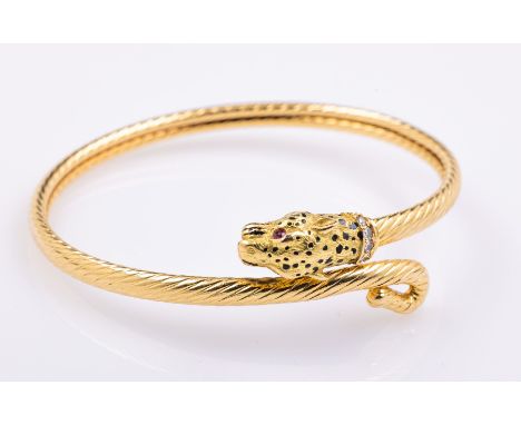 18 kt Gold Armreif mit Brillanten und Rubinen,  Raubkatze, Kopf mit schwarzen Email, Augen aus rundfacett. Rubinen, mit 5 kl.