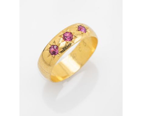 18 kt Gold Bandring,   GG 750/000 gepr., 3 Rubinsynthesen in Sternfassungen, RW 58, ca.5.7 g18 kt gold bandring  , YG 750/000