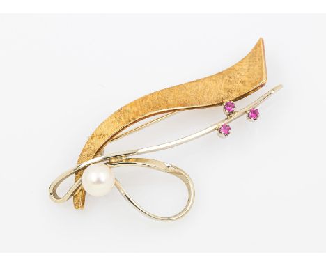 18 kt Gold Brosche mit Zuchtperle und Rubinen,  GG/WG 750/000, 1 Zuchtperle Durchm. ca. 6.5 mm, 3 kl. Rubine zus. ca. 0.06 ct