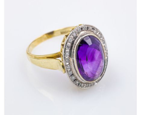 14 kt Gold Ring mit Amethyst und Diamanten,  GG/WG 585/000, ovalfacett. Amethyst ca. 4.00 ct, umgeben von in WG gefassten Dia