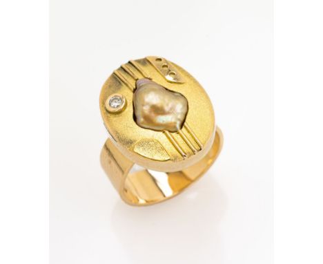 14 kt Gold Designer Ring mit Perle und Brillant,   GG 585/000, Meistermarke unged., barocke eingelegte Perle, satiniert, 1 Br