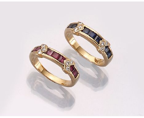 18 kt Gold Ringduo mit Brillanten und Farbsteinen,   GG 750/000, best. aus: 1 x mit7 Rubincarrees zus. ca. 0.40 ct und 6 Bril