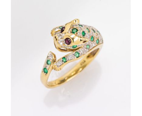 18 kt Gold Ring mit Diamanten, Smaragden und Rubinen,   GG 750/000, in Form eines Raubtiers, Augen aus Rubincabochons, Fell m