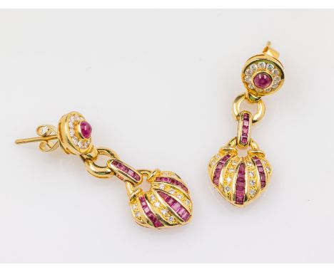 Paar 18 kt Gold Ohrgehänge mit Rubinen und Brillanten, GG 750/000,   2 runde Rubin- Cabochons und 30 eingeschliffene Rubine z