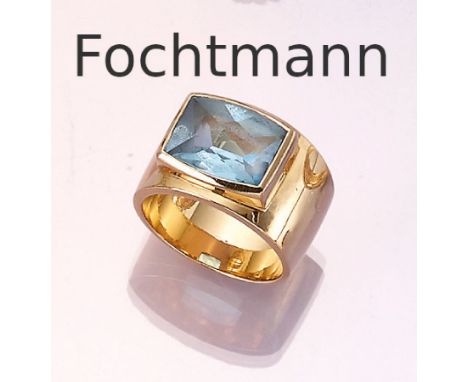 18 kt Gold FOCHTMANN Ring mit Topas,   GG 750/000, mittig Blautopas (beh.) im Buff-Top Cut ca. 7.50 ct, erhaben gefasst, sign