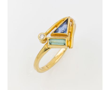 18 kt Gold Ring mit Farbsteinen und Brillant,   GG 750/000, 1 Saphir-Triangel ca. 0.30 ct, 1 Turmalin-Baguette ca. 0.20 ct, 1