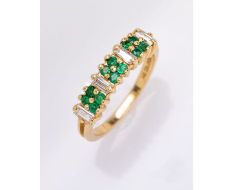 14 kt Gold Ring mit Smaragden und Diamanten,   GG 585/000, 12 rundfacett. Smaragde zus. ca. 0.20 ct, 4 Diamant-Baguettes zus.