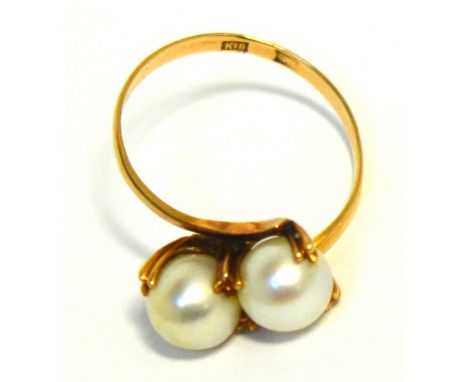 An 18ct gold dress ring with two pearls on a twist, size K, approx 2.4g.