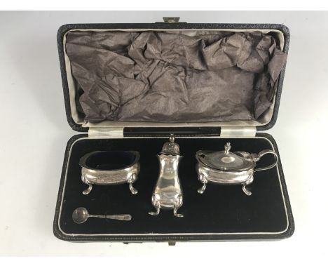 A cased George VI silver cruet set, Birmingham, 1940, one spoon lacking, 127.2g weighable silver