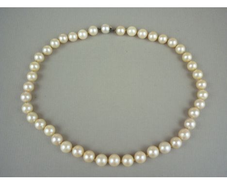 A single strand pearl necklace, the uniform pearls each of approximately 7.6mm, with concealed box clasp, 38 cm 