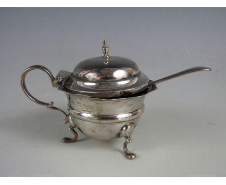 A George VI silver mustard pot, with blue glass liner and associated spoon, Birmingham, 1938, 53.2g 
