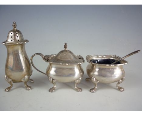 An Elizabeth II silver cruet set, comprising mustard, salt and pepperette, Birmingham, 1963, together with salt spoon, 121.7g