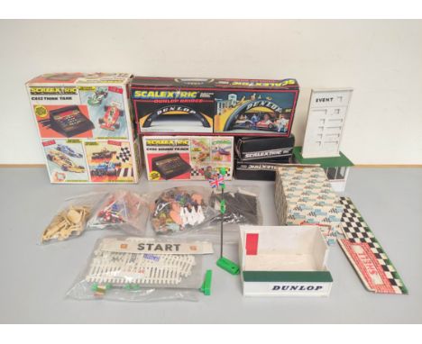 Scalextric. Collection of track components to include Dunlop Bridge C700, Think Tank C452, Sound Tank C450, Dunlop Kiosk, fig