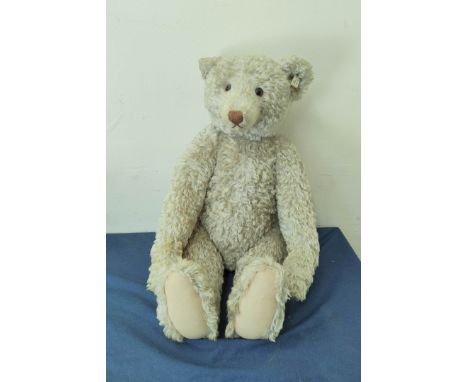 Steiff 1994 Limited Edition '1908 Model' growler bear in white mohair with articulated limbs. Article number 406041 No 4350/7