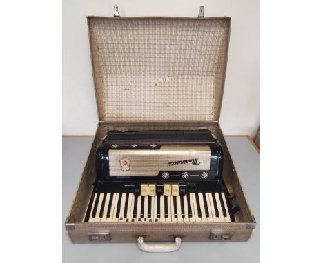 Vintage Recineti Marinucci accordion model 780 in fitted case.