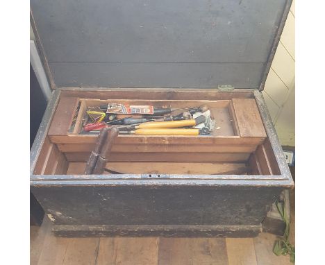 A tool box and contents (qty) 