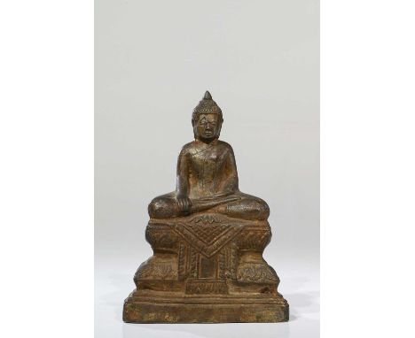 BronzeLaos, 19th century Dimensions: Height 15 cm Wide 11 cm Depth 6 cmWeight: 535 grams Seated Buddha in dhyanasana pose ges