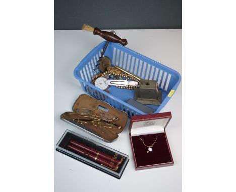 Mixed collectables, to include vintage corkscrew, Fisher Bullet Space pen set with 14ct gold nib, vintage spectacles, 9ct gol