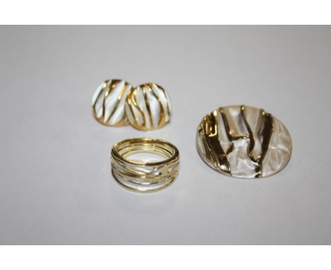 A SILVER GILT DESIGNER STYLE RING, PENDANT AND EARRINGS SET, APPROX 17.2 G