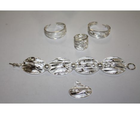 A MODERN STERLING SILVER BRACELET, RING, PENDANT AND EARRING SET, APPROX WEIGHT 56.6 G