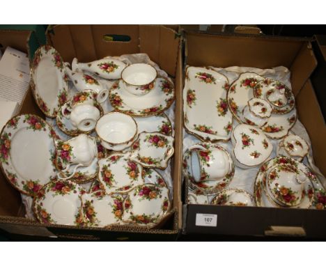TWO TRAYS OF ROYAL ALBERT OLD COUNTRY ROSES, TO INCLUDE HEART SHAPED TRINKET POT, ASH TRAYS ETC.