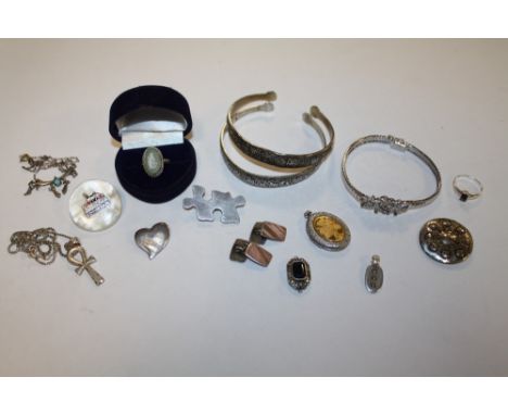 A COLLECTION OF SILVER AND OTHER JEWELLERY TO INCLUDE A HALLMARKED SILVER WEDGWOOD JASPERWARE RING, BROOCHES, CUFFLINKS ETC