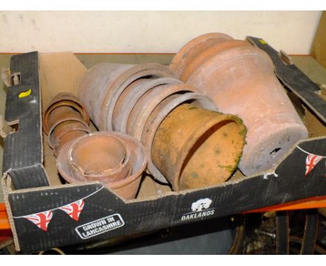 A TRAY OF TERRACOTTA CERAMIC PLANT POTS ( SOME DAMAGE )