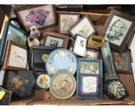 A TRAY OF COLLECTABLES TO INCLUDE LACQUER WARE TRINKET BOX, SMALL PICTURE FRAMES ETC.