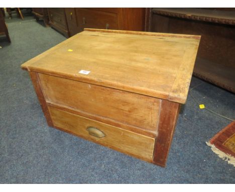 A VINTAGE SCHOOL DESK WITH LIFT-UP LID AND DRAWER BELOW W-66 CM