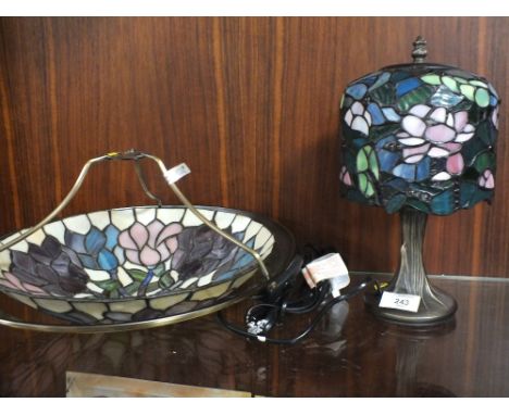 A SMALL TIFFANY STYLE TABLE LAMP WITH GLASS SHADE, HEIGHT 29 CM, TOGETHER WITH A SIMILAR CEILING LIGHT SHADE, OVERALL WIDTH 3