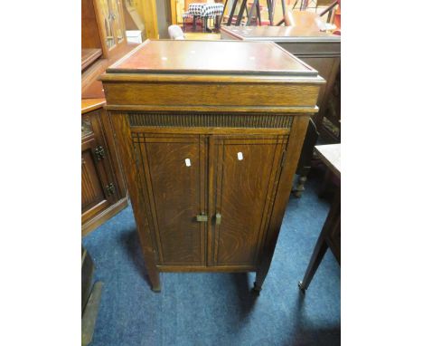 A VINTAGE OAK GRAMOPHONE CABINET  - NO GRAMOPHONE