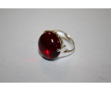 A SILVER LADIES DRESS RING SET WITH A RED POLISHED STONE, APPROX WEIGHT 10 G