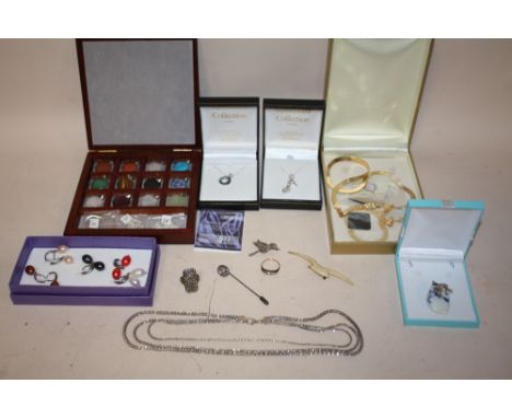 A BOX OF SILVER AND OTHER JEWELLERY TO INCLUDE A SILVER GILT NECKLACE AND BRACELET SET, MOON STONE STICK PIN, SILVER AND MARC