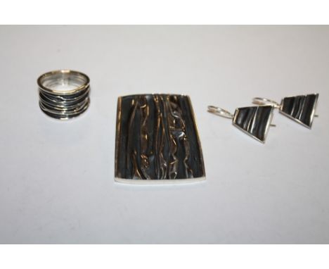 A SILVER DESIGNER STYLE RING, PENDANT AND EARRING SET, APPROX WEIGHT 20.2 G