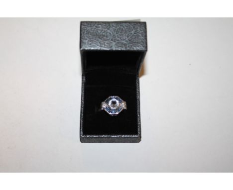 A HEXAGONAL SHAPED DRESS RING, SIZE L