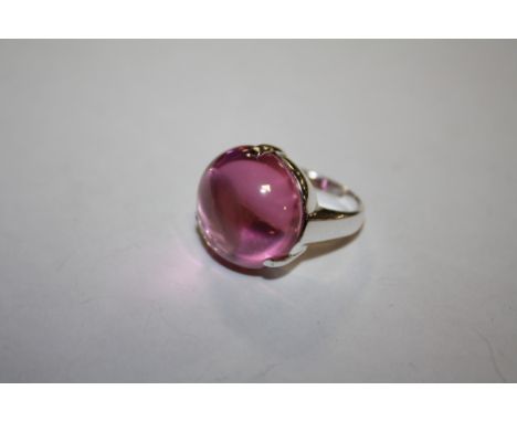 A MODERN LADIES SILVER DRESS RING SET WITH A POLISHED PINK STONE, APPROX WEIGHT 15.4 G