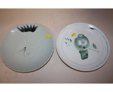 TWO CERAMIC PLATES DEPICTING BIRDS