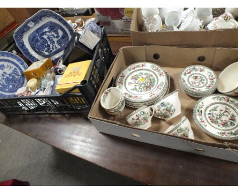 A TRAY OF INDIAN TREE CHINA TOGETHER WITH A BOX OF ASSORTED CERAMICS TO INCLUDE SPODE