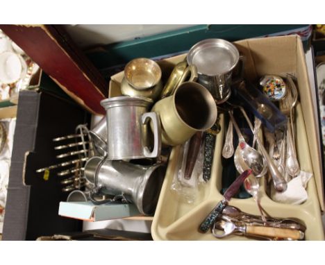 A BOX OF ASSORTED METALWARE TO INCLUDE A SILVER PLATED TOAST RACK, FLATWARE ETC.