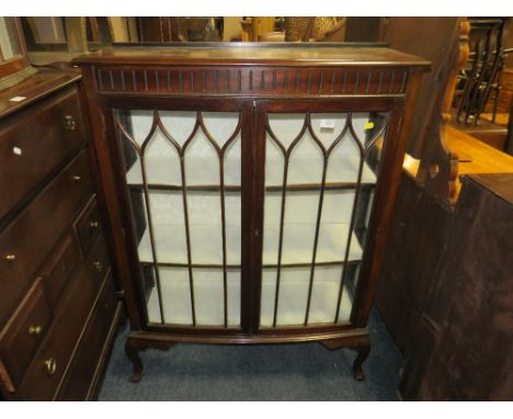 A MAHOGANY TWO DOOR CHINA DISPLAY CABINET W-91 CM