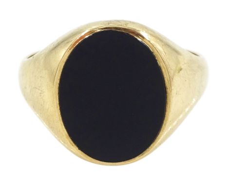 9ct gold single stone black onyx signet ring, hallmarkedCondition Report:Approx 5.8gm, size q, MAX DEPTH = 15MM